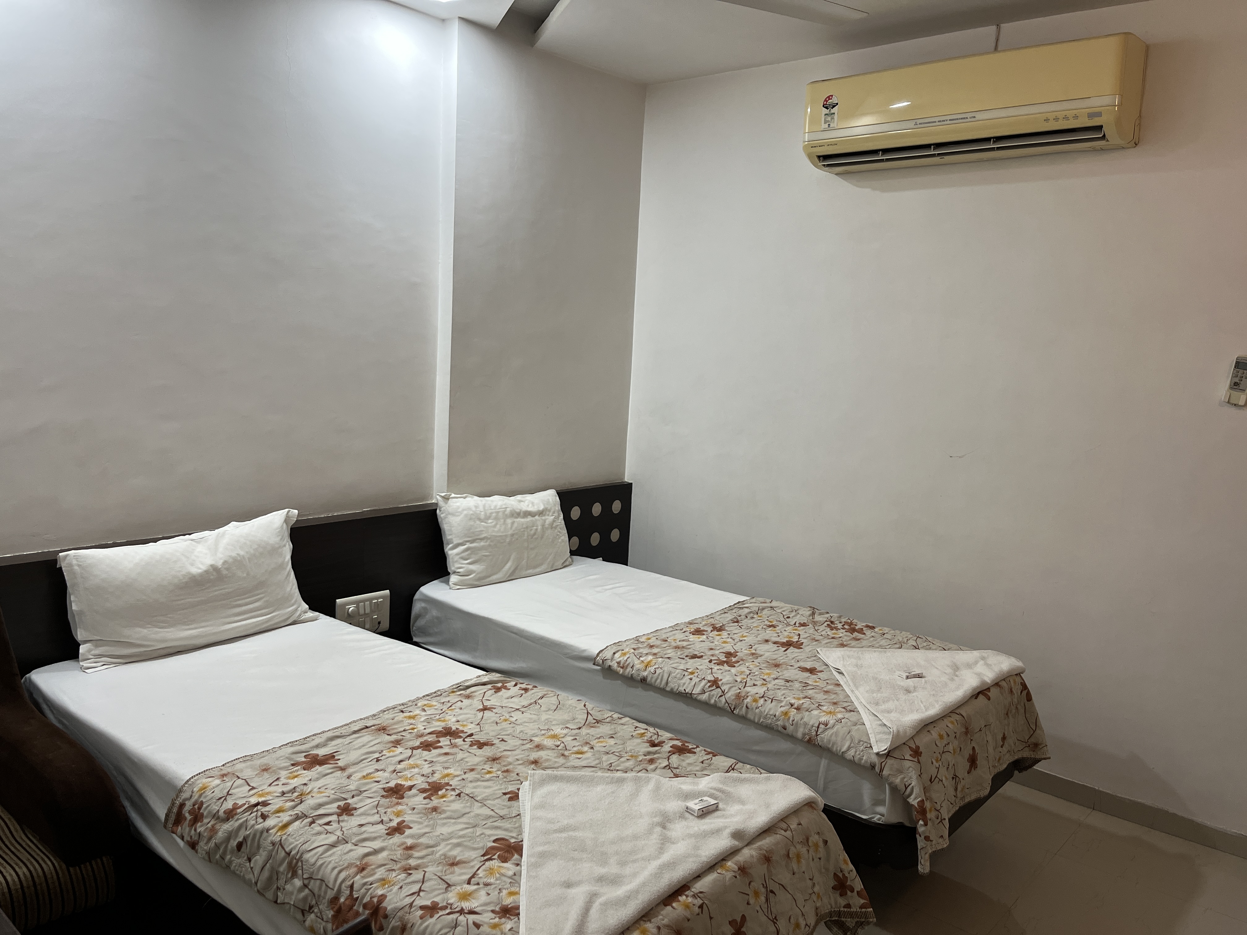 Well-furnished guest room at Hotel Green Plaza