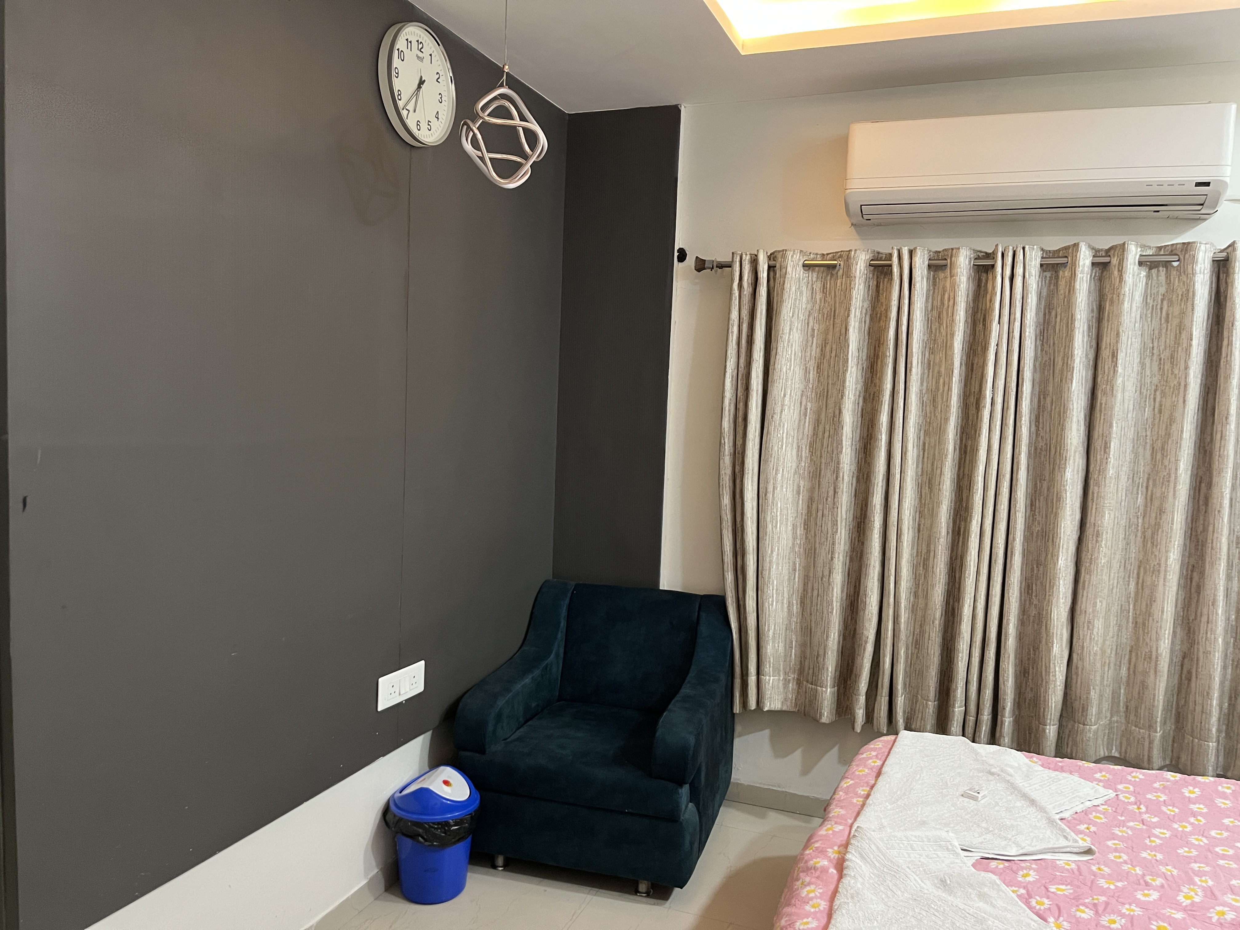 Double bed guest room at Hotel Green Plaza
