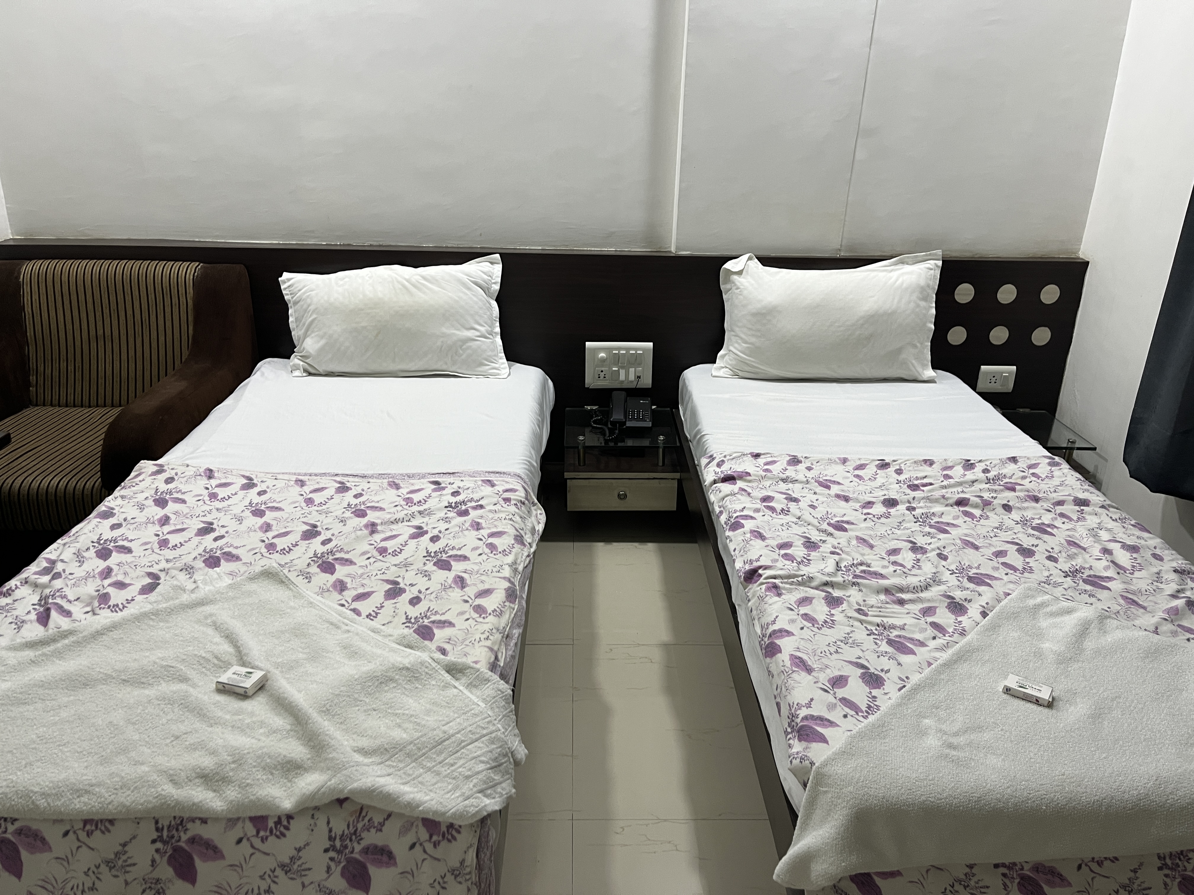 Double and triple bed guest room at Hotel Green Plaza