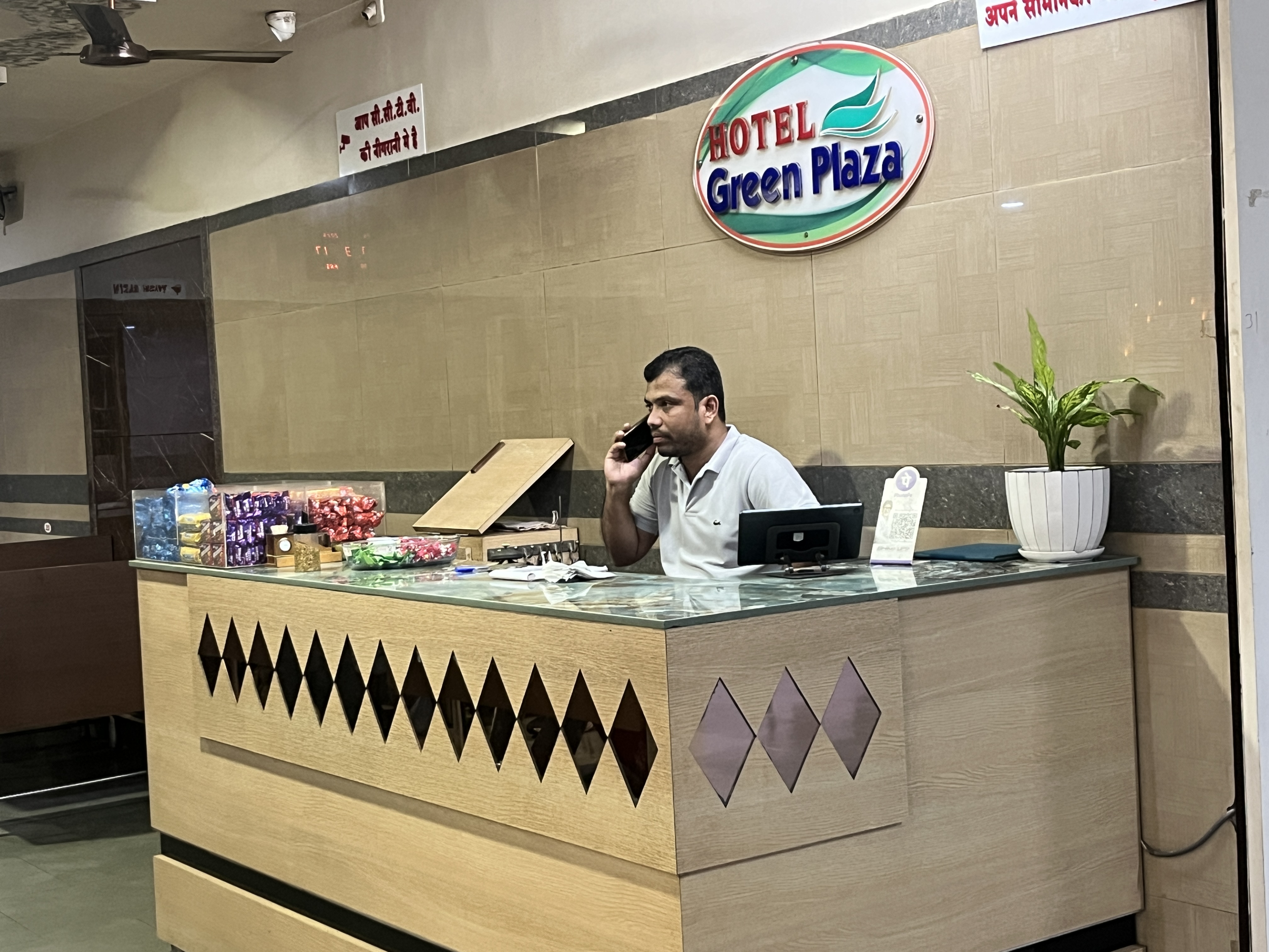 Front desk and guest services at Hotel Green Plaza